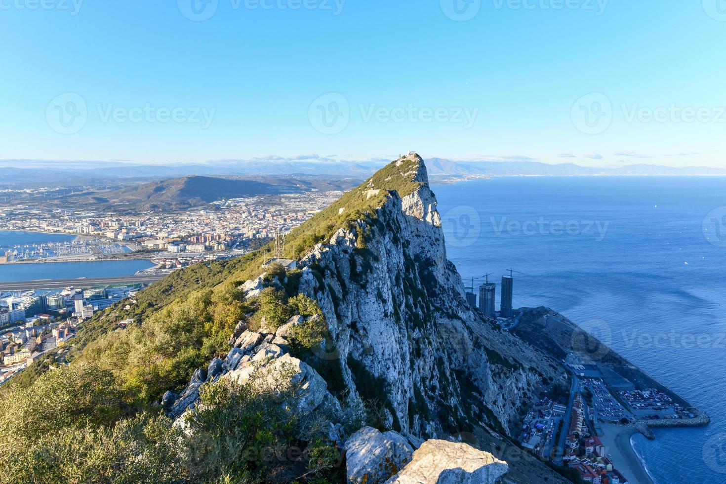 aereo Visualizza di superiore di Gibilterra roccia, nel superiore roccia naturale Riserva, su il sinistra Gibilterra cittadina e baia, mediterraneo mare su il Giusto, unito regno, Europa foto