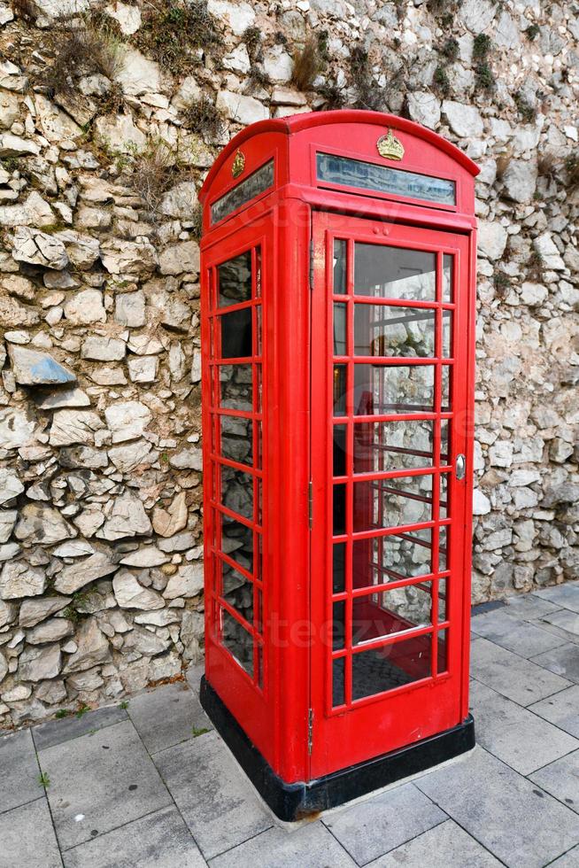 un' classico inglese telefono cabina su il strade di Gibilterra. foto