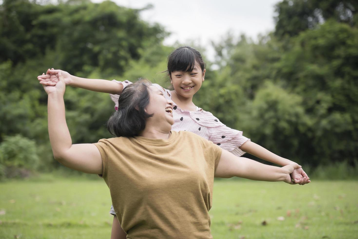 nonna che gioca con la nipote all'aperto nel parco foto