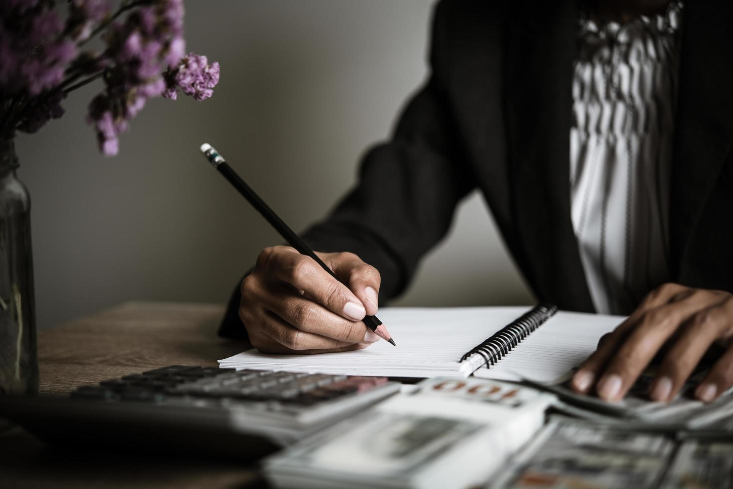 uomo d'affari che calcola la crescita finanziaria e gli investimenti foto