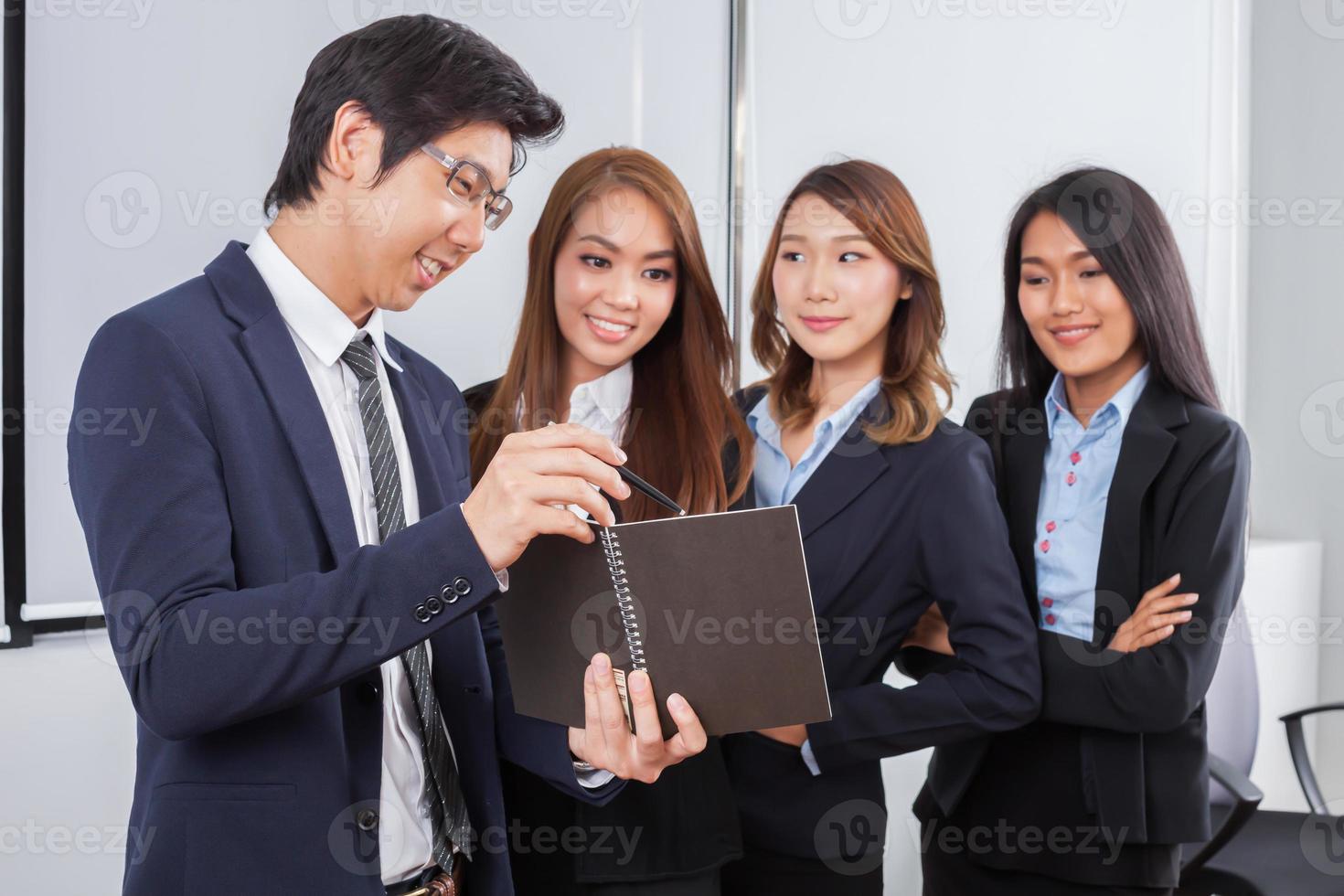 quattro giovani professionisti in una riunione foto
