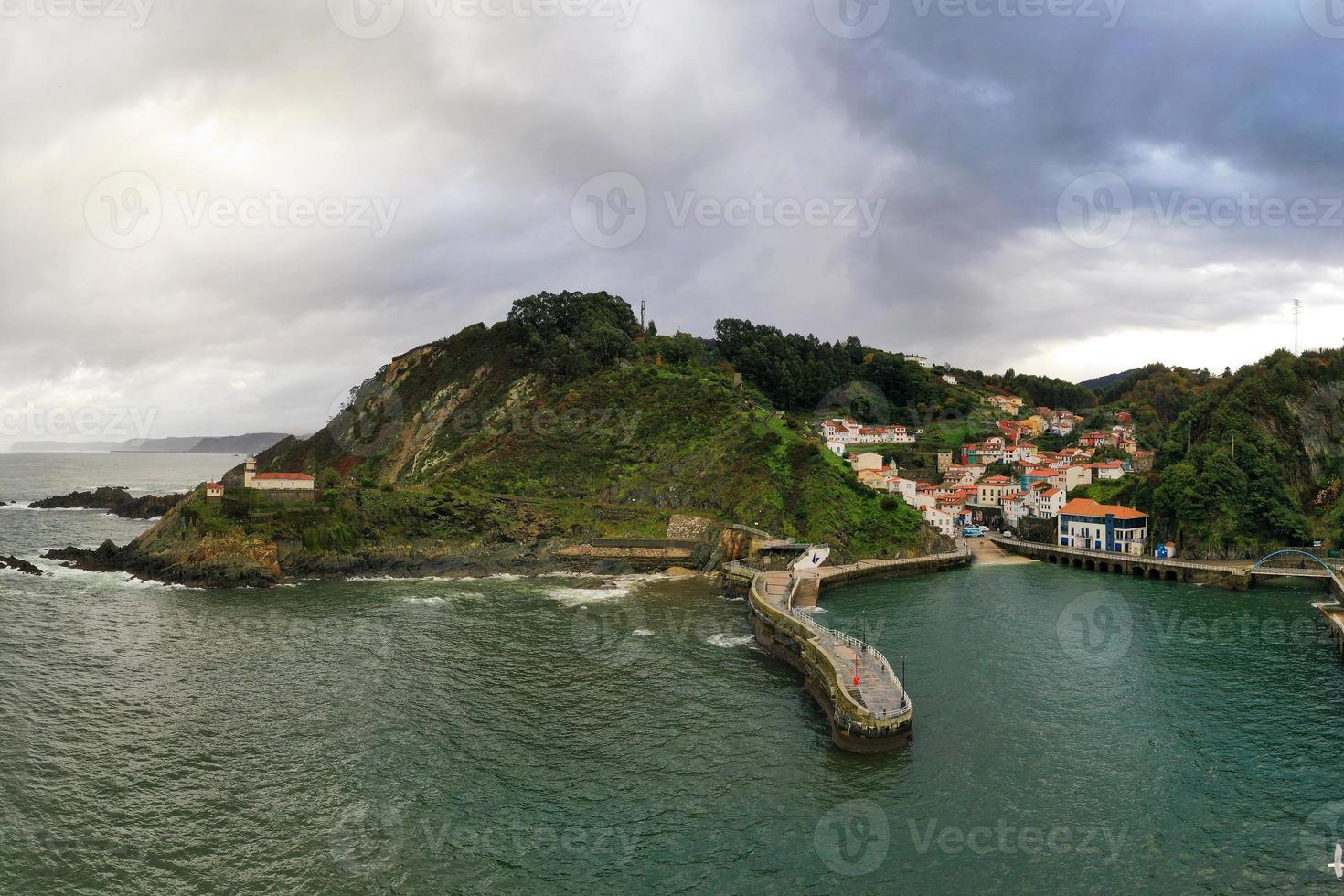 panoramico Visualizza di il mare villaggio di cudillero nel settentrionale Spagna. foto