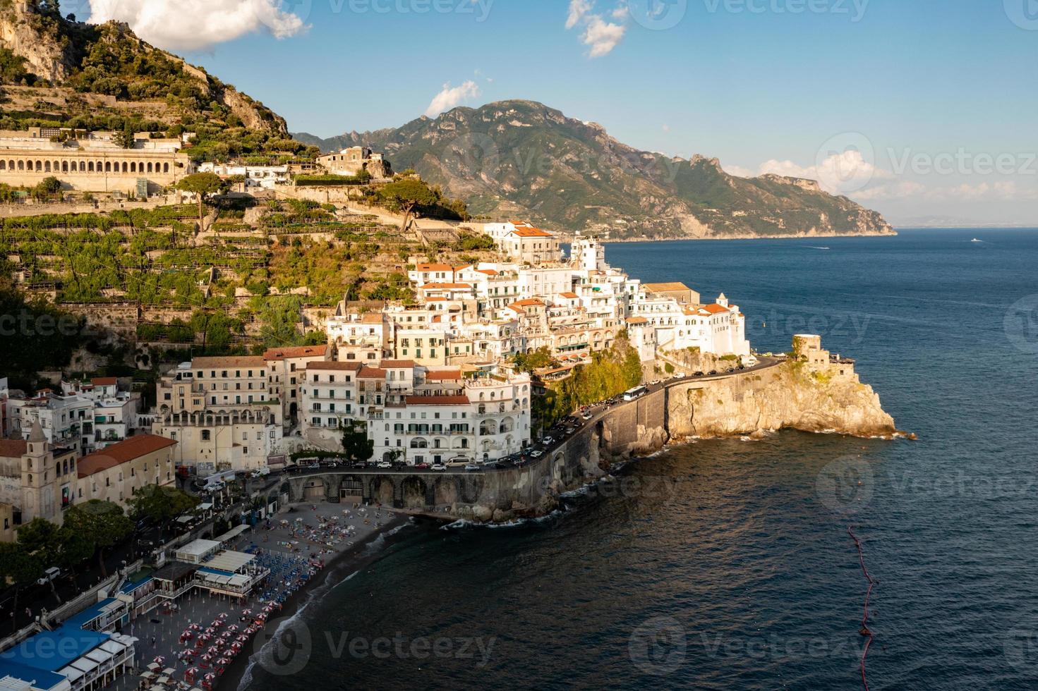 aereo Visualizza di il città di amalfia lungo il amalfia costa nel Italia. foto