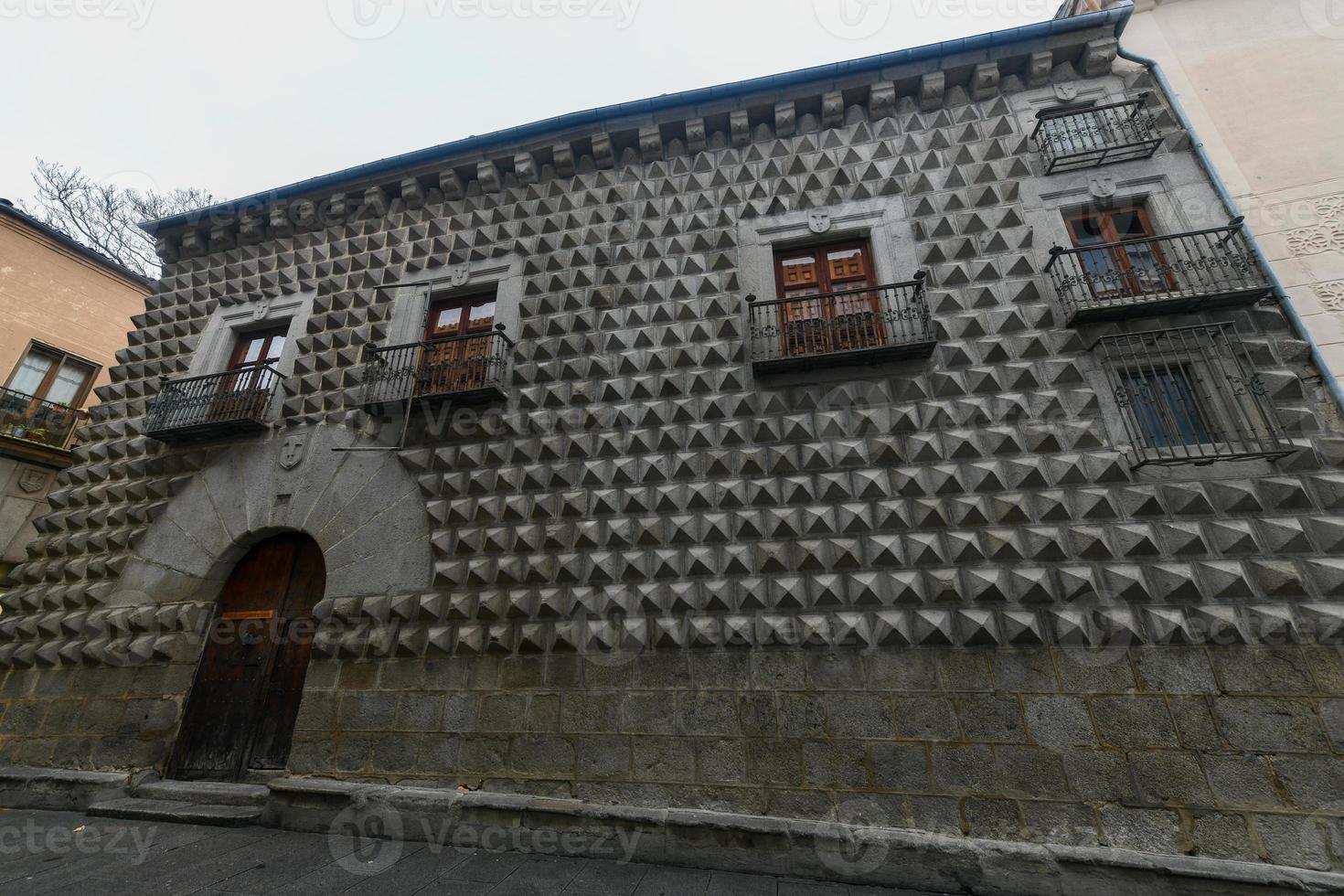 Casa de los picos con suo facciata coperto di granito blocchi lavorato in forme di diamante nel segovia, Spagna. foto