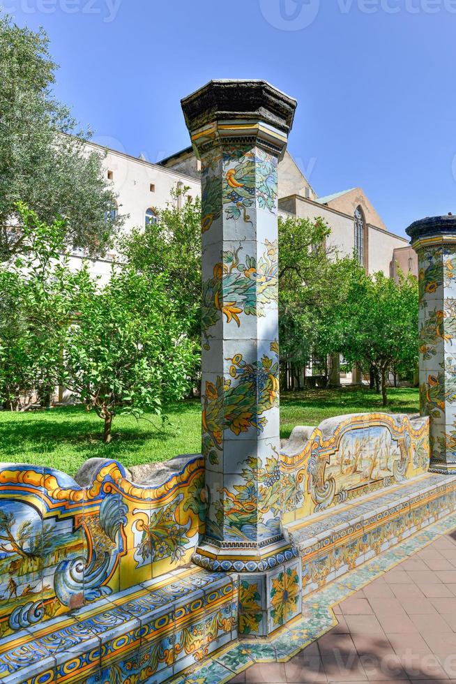 il chiostri di Santa chiara siamo quattro monumentale chiostri di Napoli appartenente per il monastico complesso di Santa Chiara, famoso per maiolica. foto