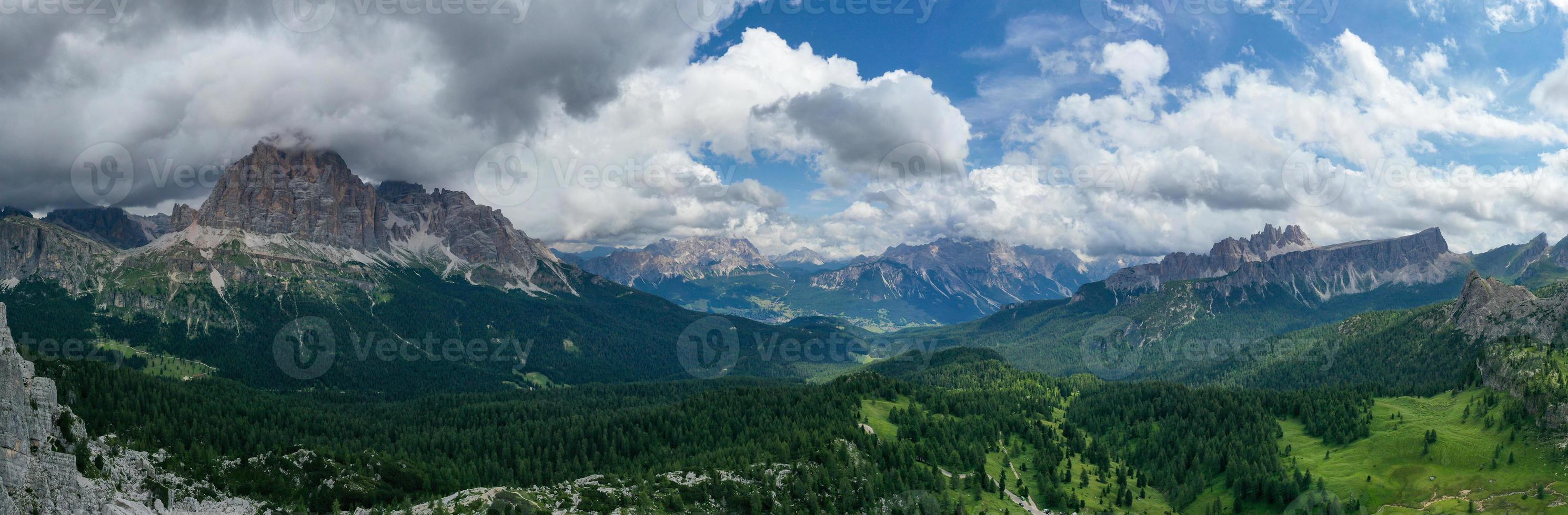 panoramico paesaggio di il cinque torri nel il dolomite montagne di Italia. foto