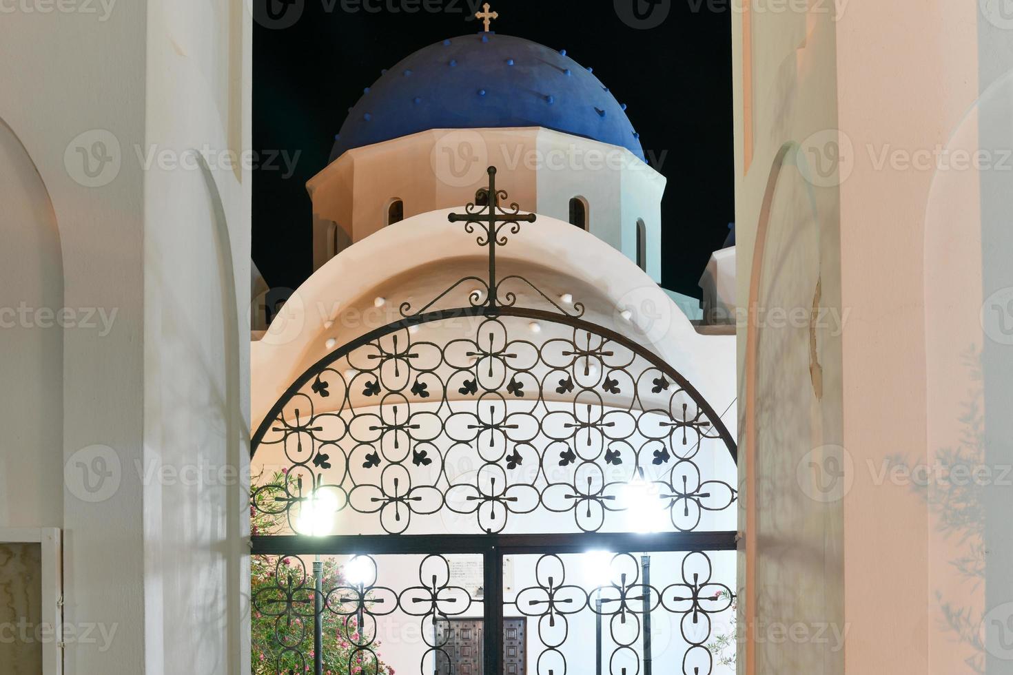 Chiesa di il santo attraversare nel il cittadina di emporio, santorio, Grecia a notte. foto