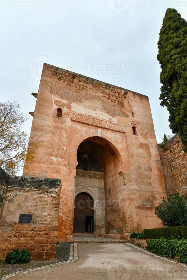 porta di giustizia a Alhambra nel granada, Spagna. porta di giustizia ha stato il meridionale Ingresso per Alhambra da 1348 durante il regno di yusuf io. foto