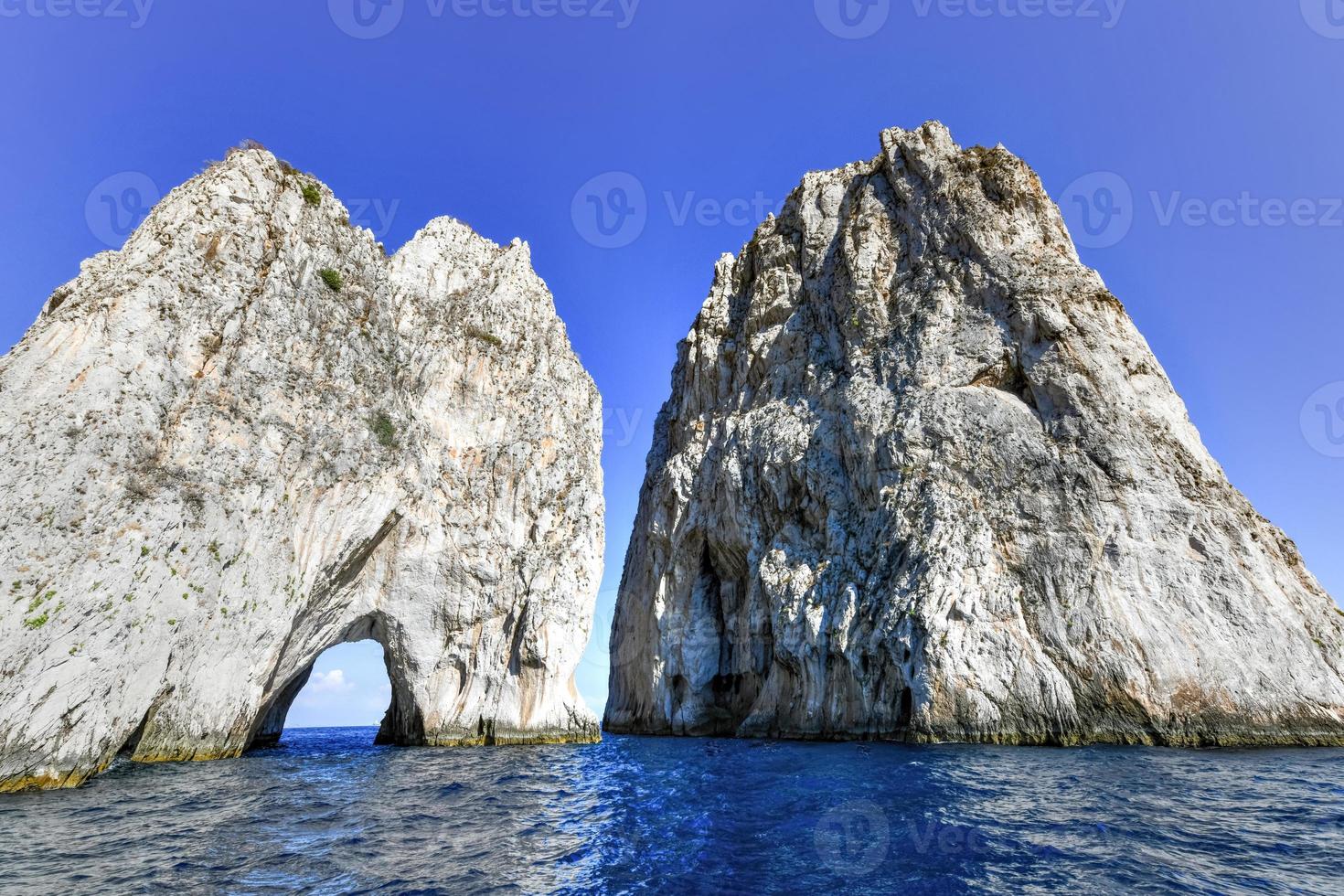 capri isola su un' bellissimo estate giorno lungo il amalfi costa nel Italia foto