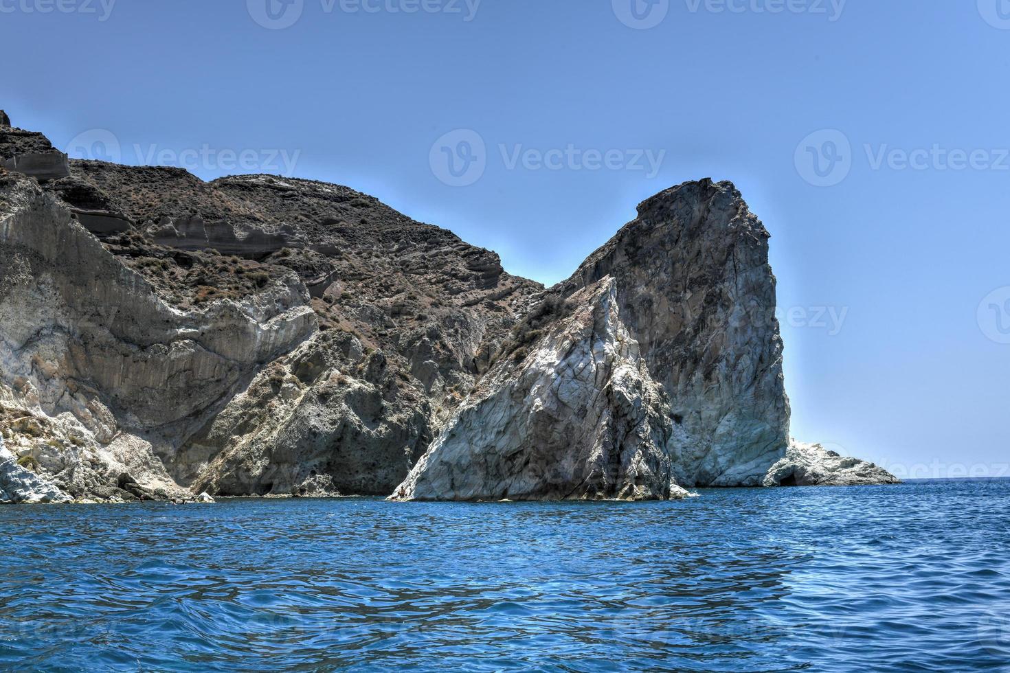 santorini bianca spiaggia con un' luminosa blu cielo e il blu mare nel Grecia. foto