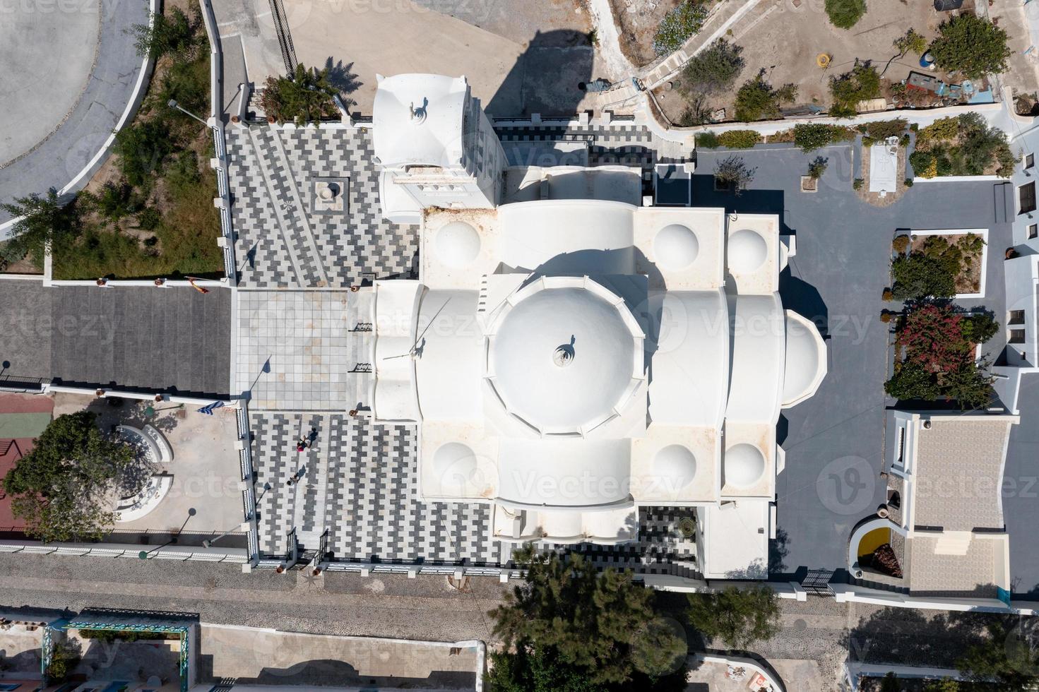 aereo Visualizza di il santo Chiesa di panagia mesani nel emporio, santorini, Grecia. foto