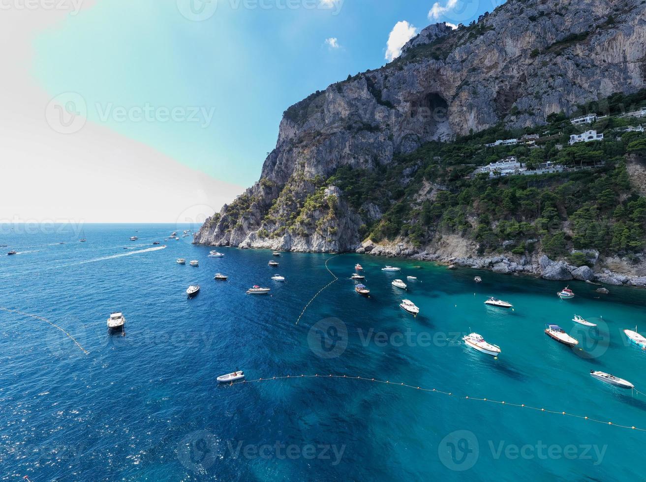 capri isola su un' bellissimo estate giorno lungo il amalfi costa nel Italia foto