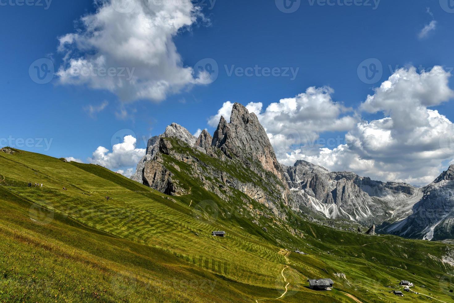 mattina Visualizza di il giardino valle nel dolomite montagne. Posizione puez-geisler nazionale parco, Seceda picco, Italia, Europa. vecchio gruppo è il punto di riferimento di val di funes. foto