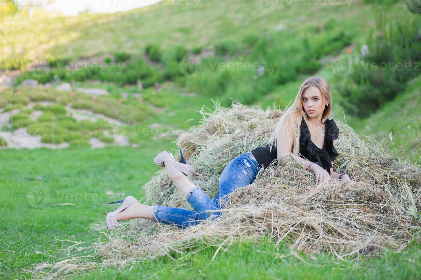 carino donna in posa seduta su il fieno foto