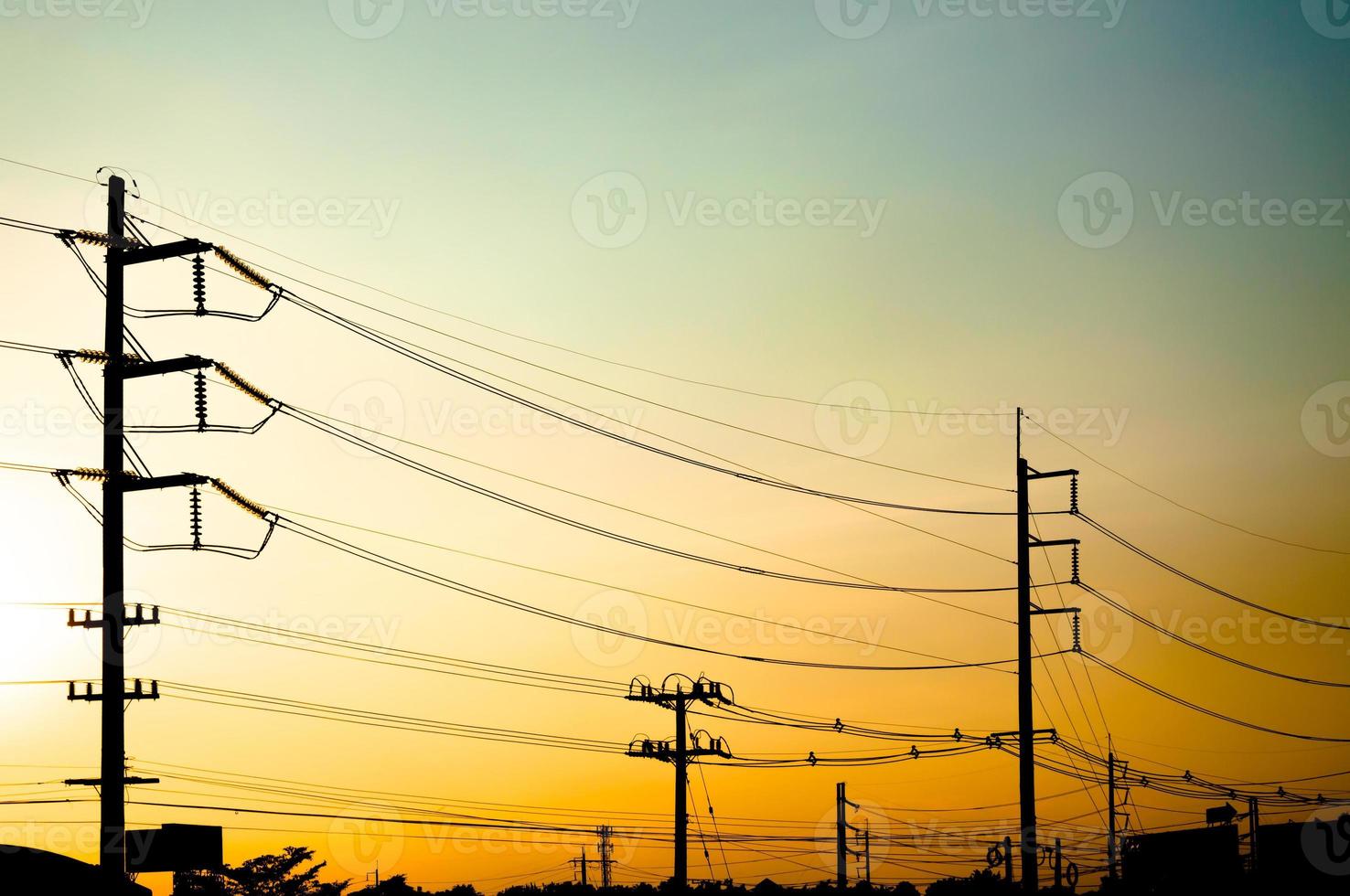 silhouette di elettrico polo con cavo su drammatico tramonto cielo, orizzontale telaio foto