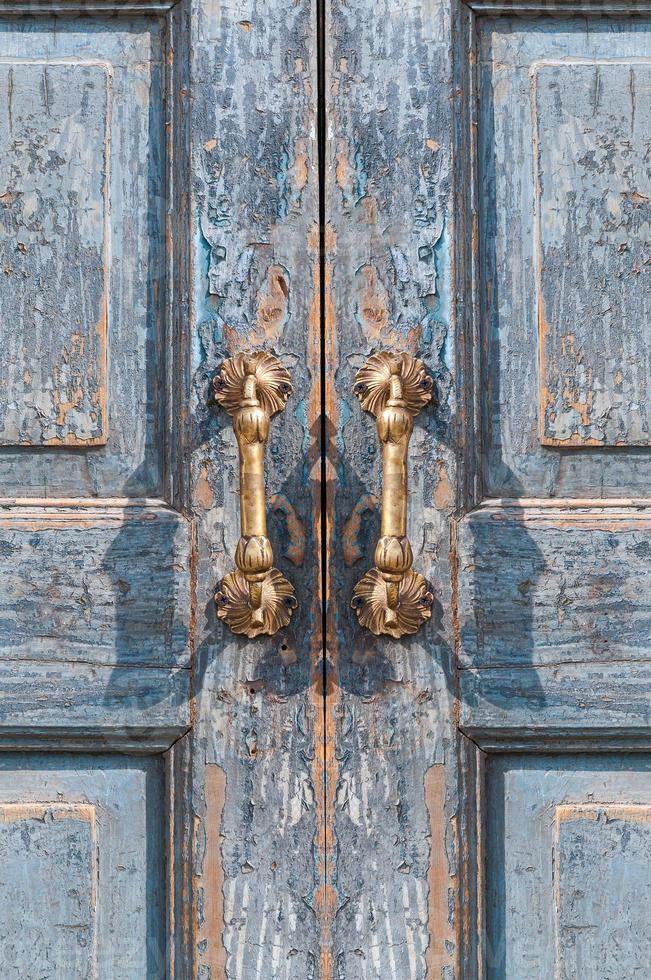 architettonico dettaglio di un' Vintage ▾ ottone porta maniglia ,Vintage ▾ antico porta maniglia su il vecchio blu di legno porta foto