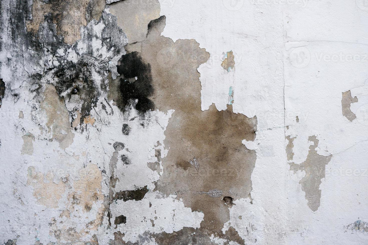 astratto grunge muri e sfondi vecchio cemento muri con nero macchie su il superficie causato di umidità.peeling parete superficie con crepe e graffi, vecchio ruvido grigio cemento parete superficie foto