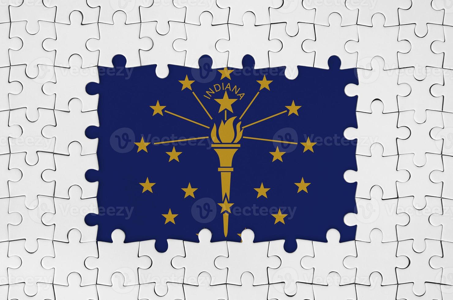 Indiana noi stato bandiera nel telaio di bianca puzzle pezzi con mancante centrale parte foto