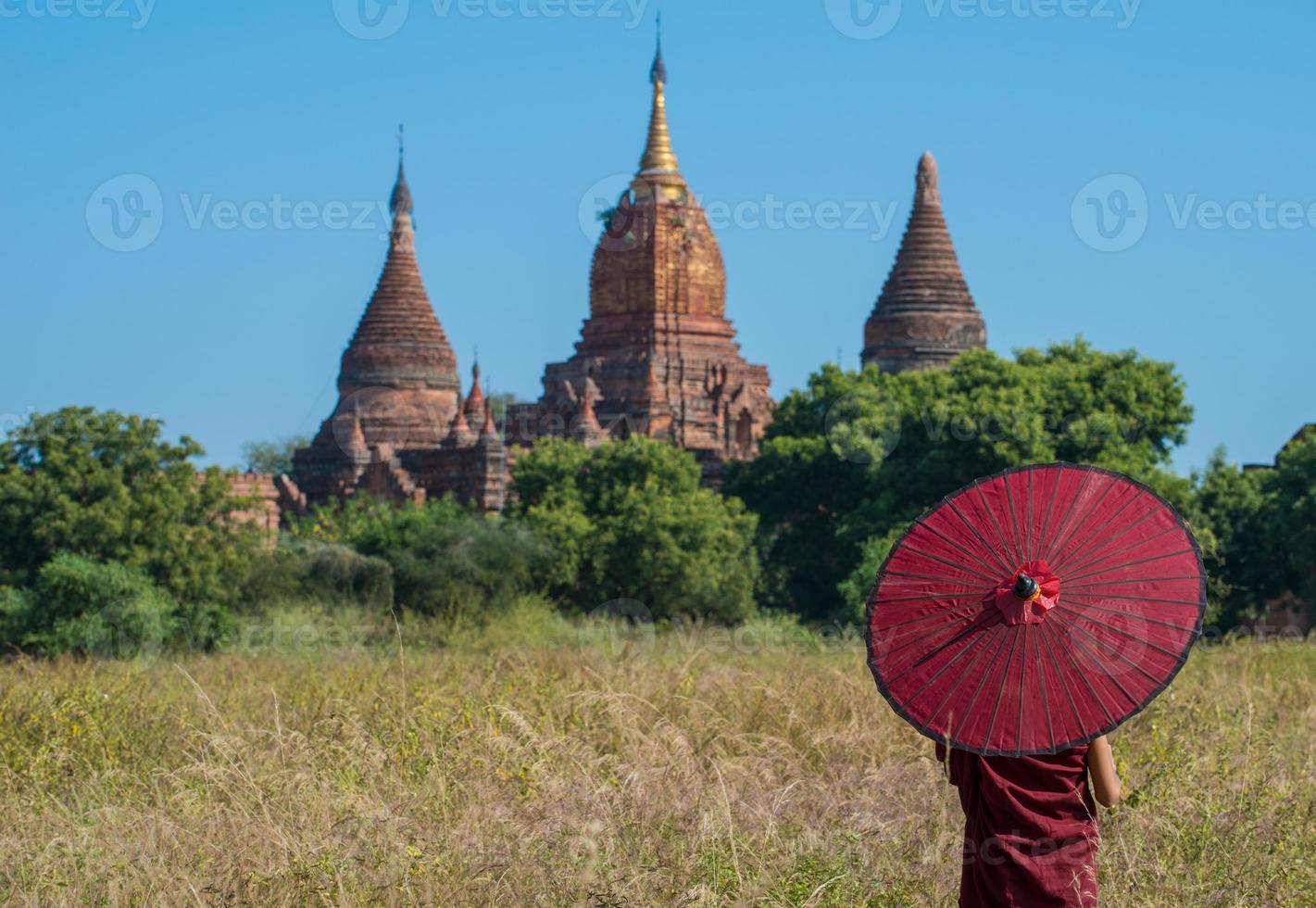 Myanmar novizio con il scenario Visualizza di antico Bagan tempio. foto