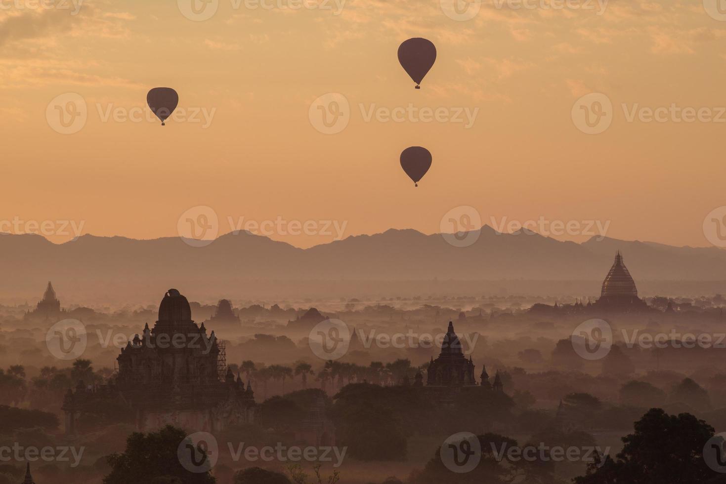 caldo aria palloncini volare al di sopra di il Bagan pianure durante il mattina Alba nel Myanmar. foto