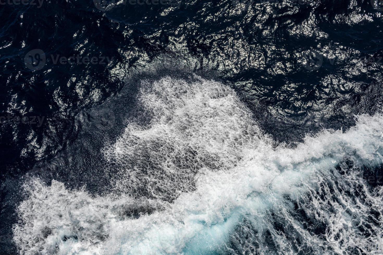 bellissimo blu mare acqua sfondo con onde a partire dal il crociera nave. selettivo messa a fuoco foto