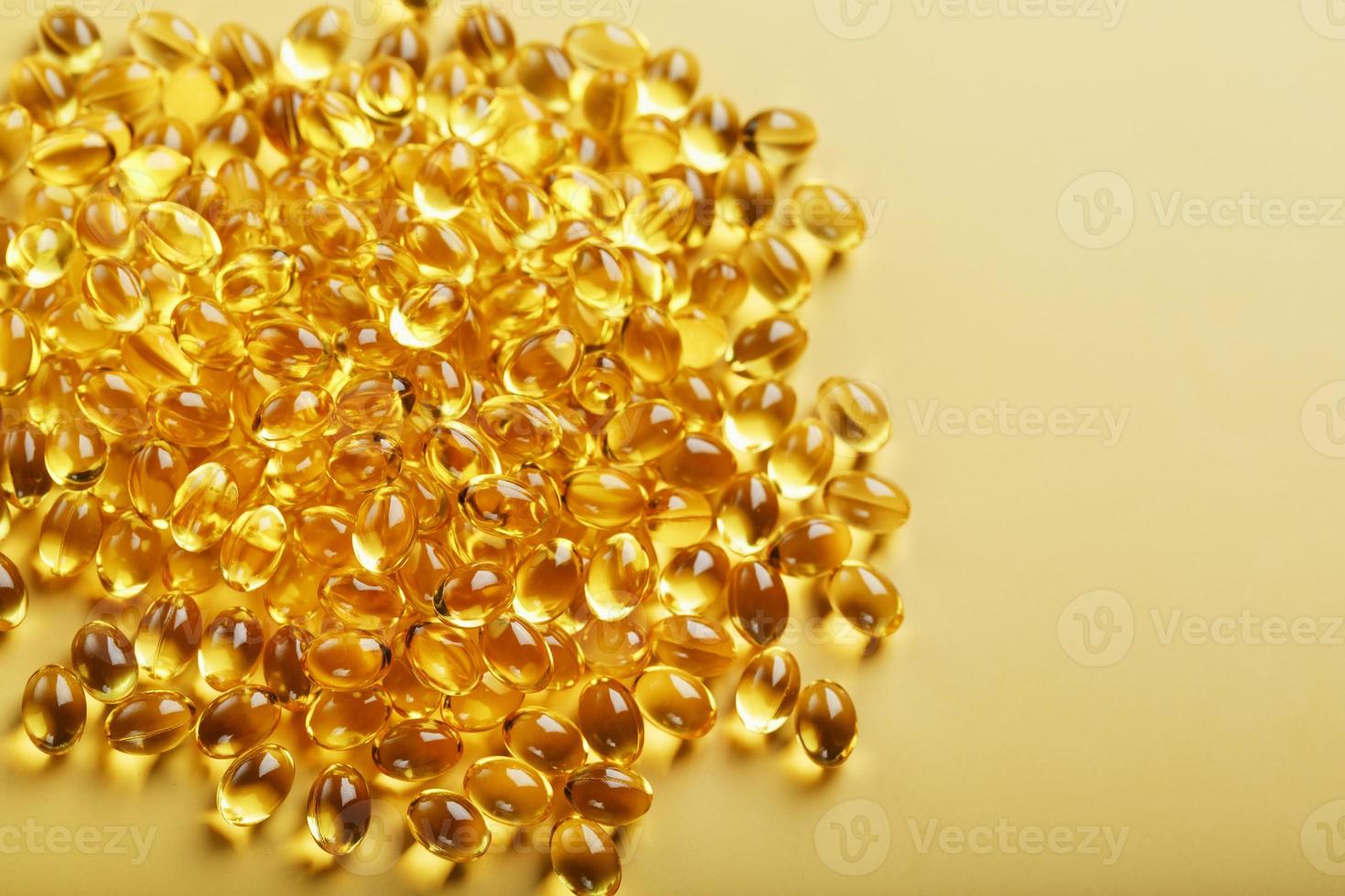 mucchio di d'oro capsule di vitamina d3 su un' giallo sfondo con gratuito spazio foto