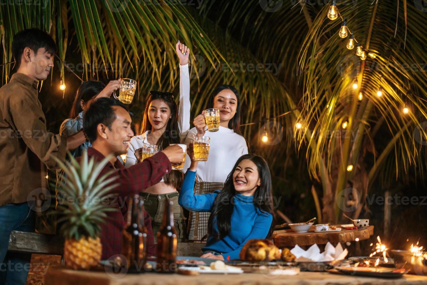 ritratto di contento asiatico amici avendo cena festa insieme - giovane persone tostatura birra bicchieri cena all'aperto - le persone, cibo, bevanda stile di vita, nuovo anno celebrazione concetto. foto