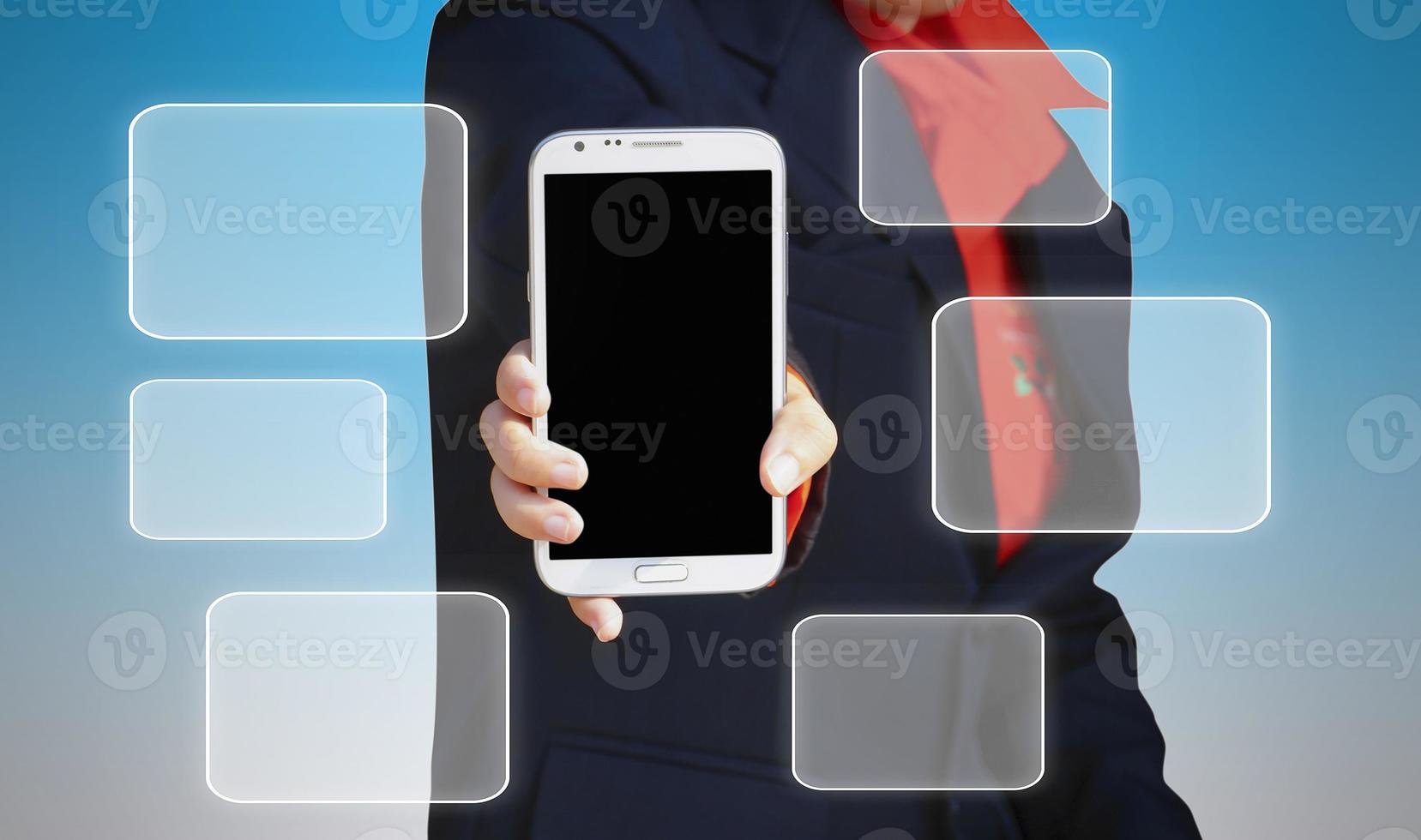donna con il moderno telefono cellulare in mano e icone vuote foto