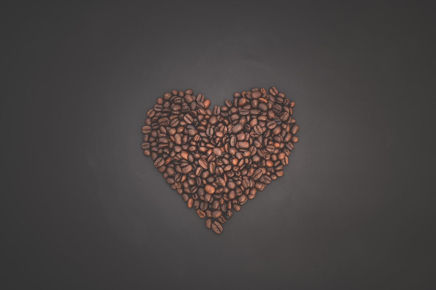 chicchi di caffè disposti a forma di cuore foto