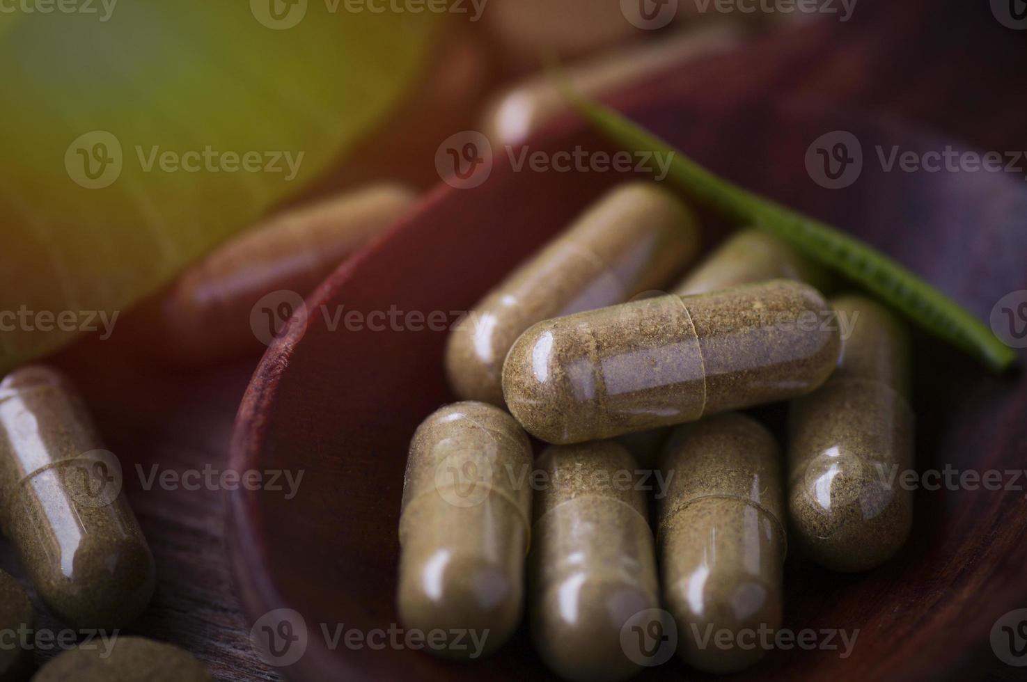 capsule di erbe medicinali foto