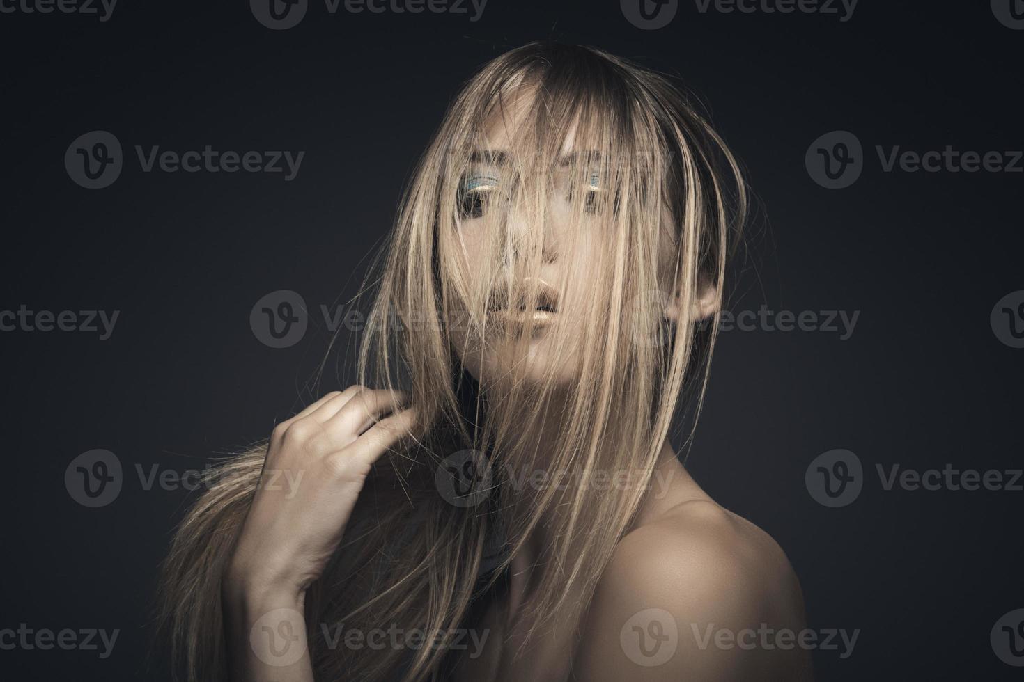 ritratto di bellezza di una giovane donna sexy contro uno sfondo blu foto
