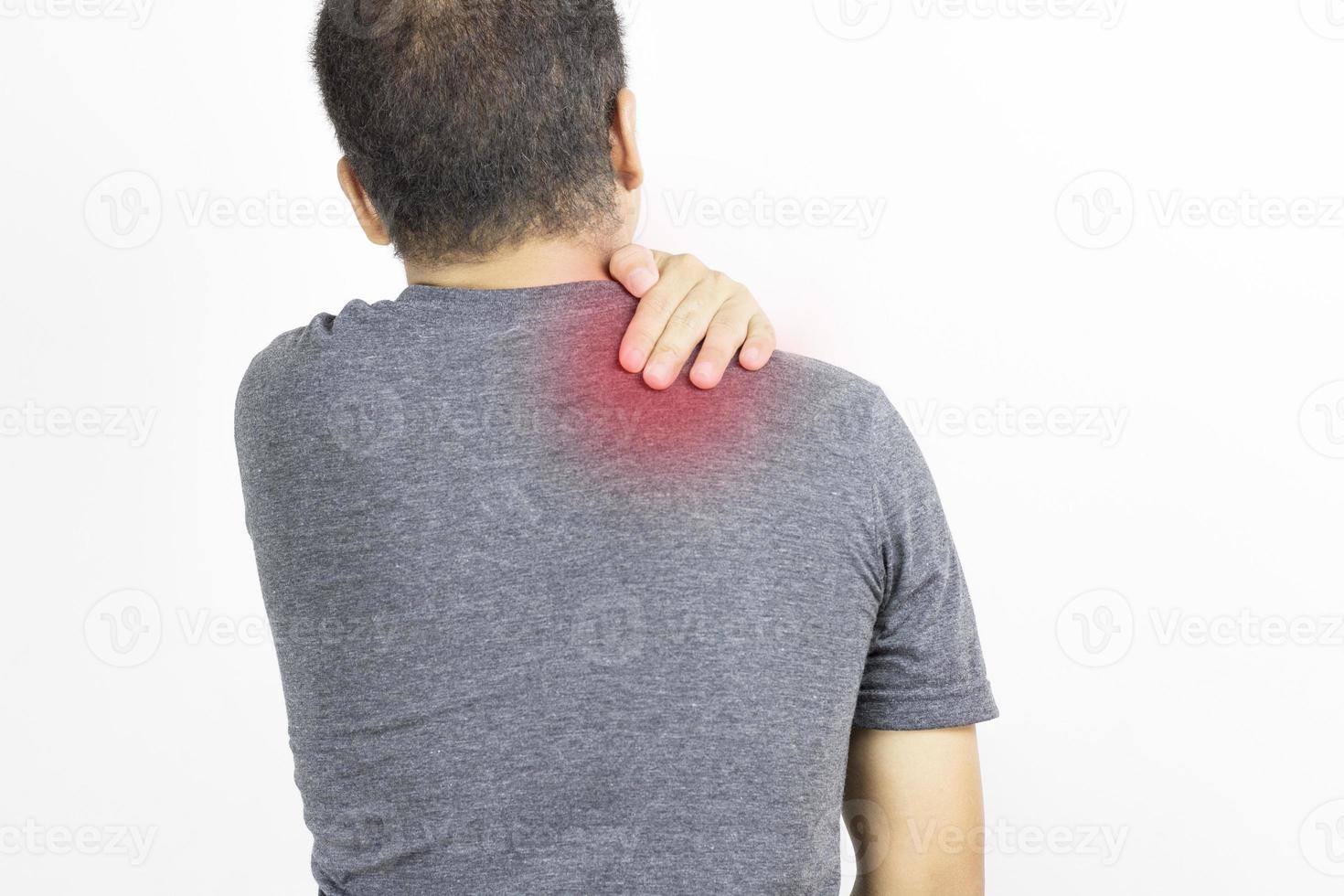 uomo che tocca il dolore alla spalla su sfondo bianco foto