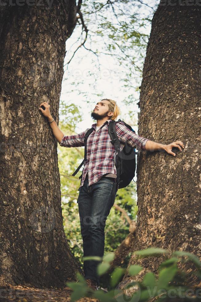 uomo che fa un'escursione nella foresta foto