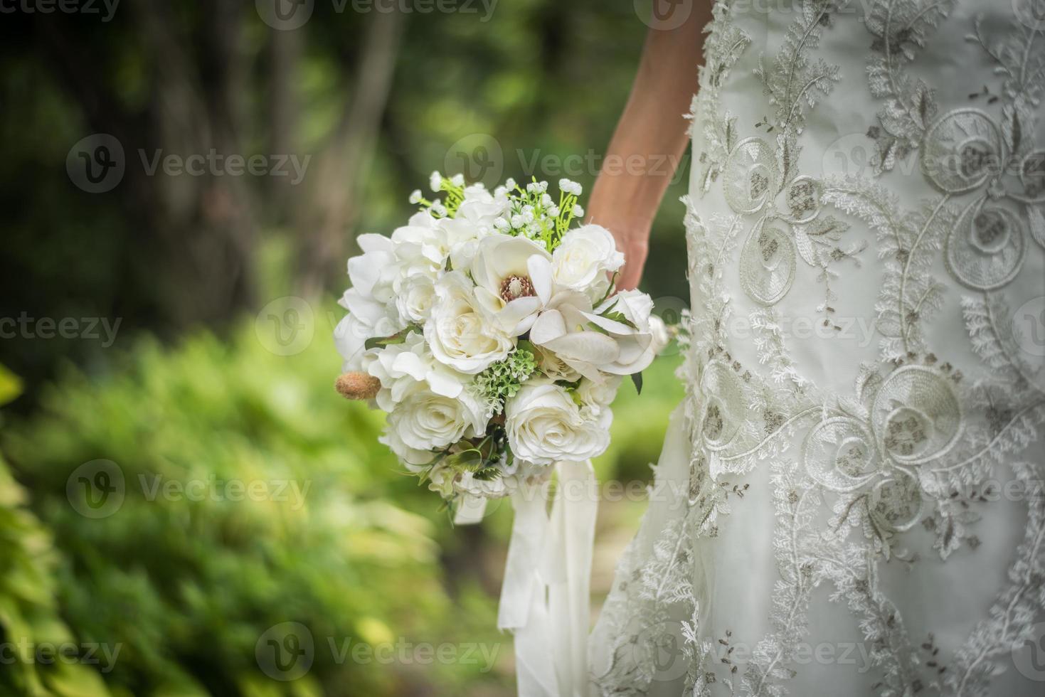 primo piano del bouquet da sposa in mano della sposa foto