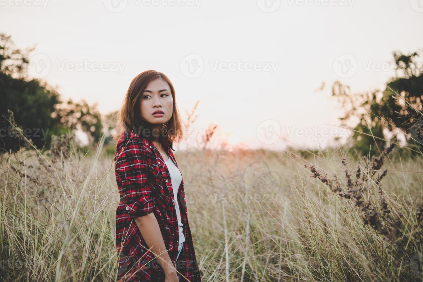 primo piano di una bella ragazza giovane triste in un campo foto