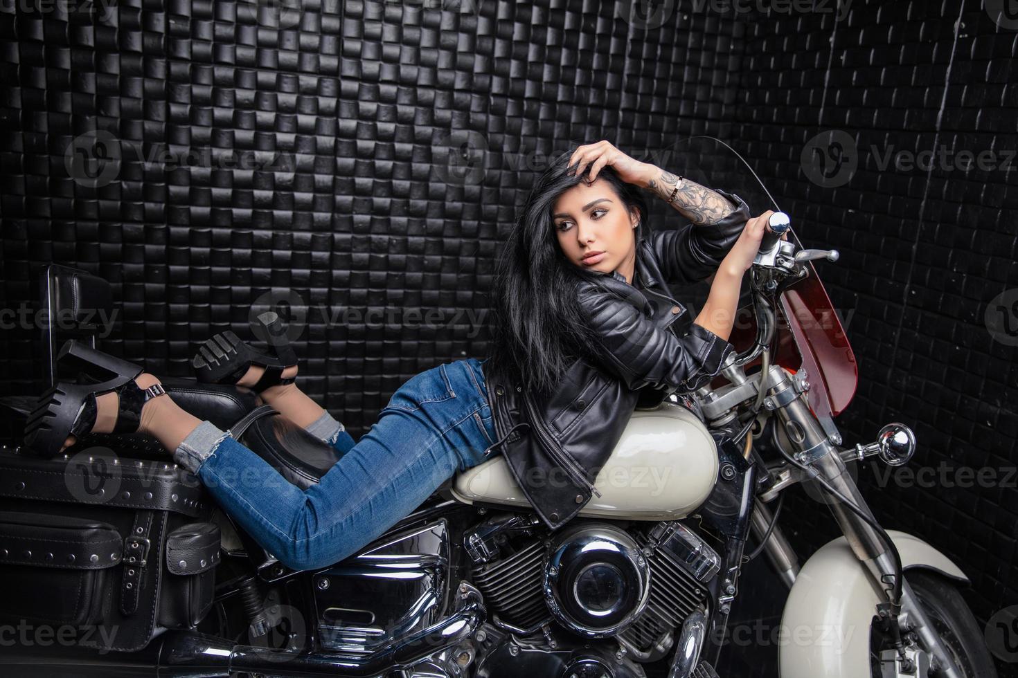 bella donna dire bugie su un' motociclo foto