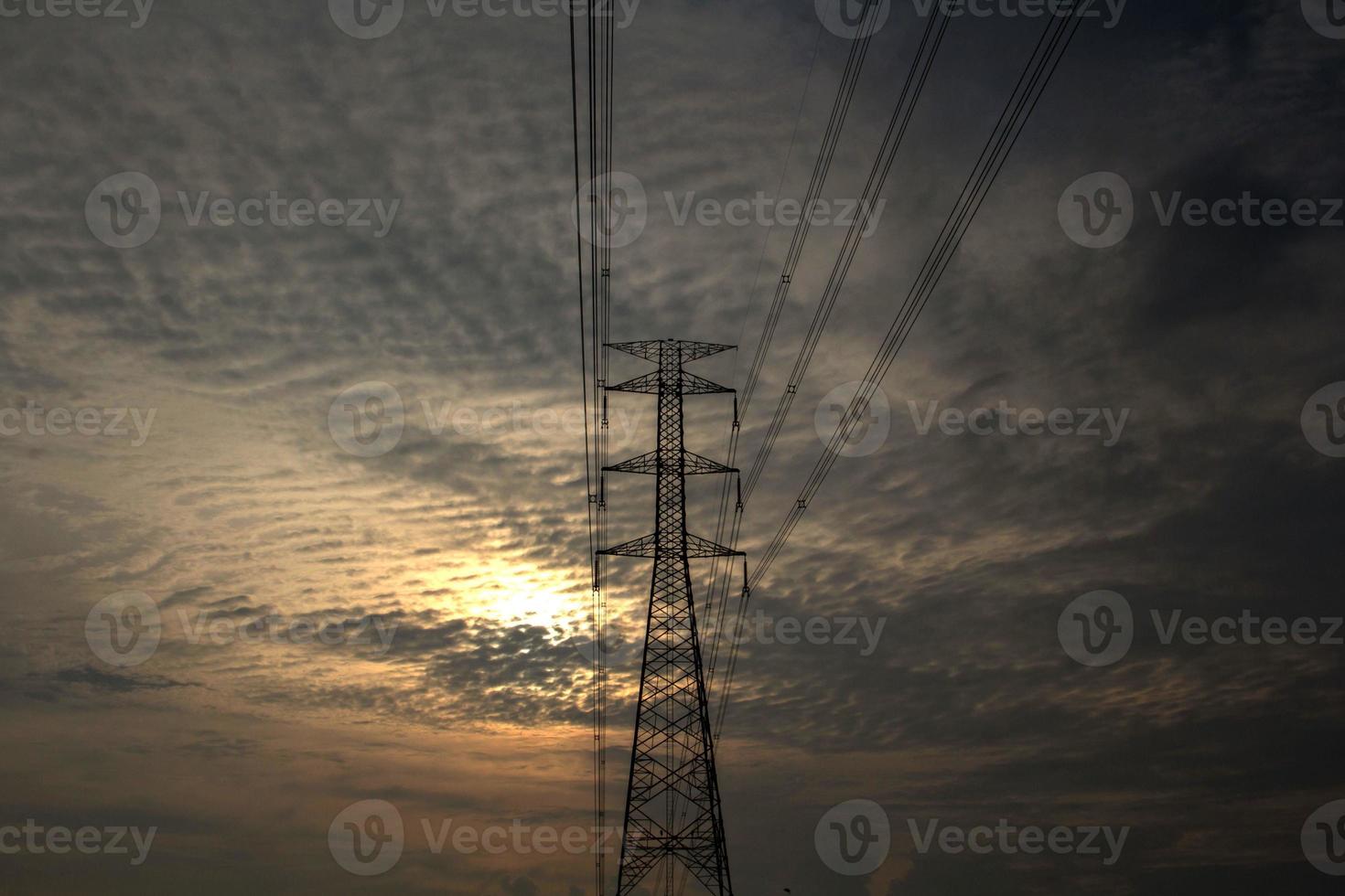 alta tensione poli siamo Usato per trasportare elettricità per industriale impianti e persone per uso nel il agricoltori i campi nel il sera. bellissimo cielo atmosfera e progettato di elettrico ingegneri. foto