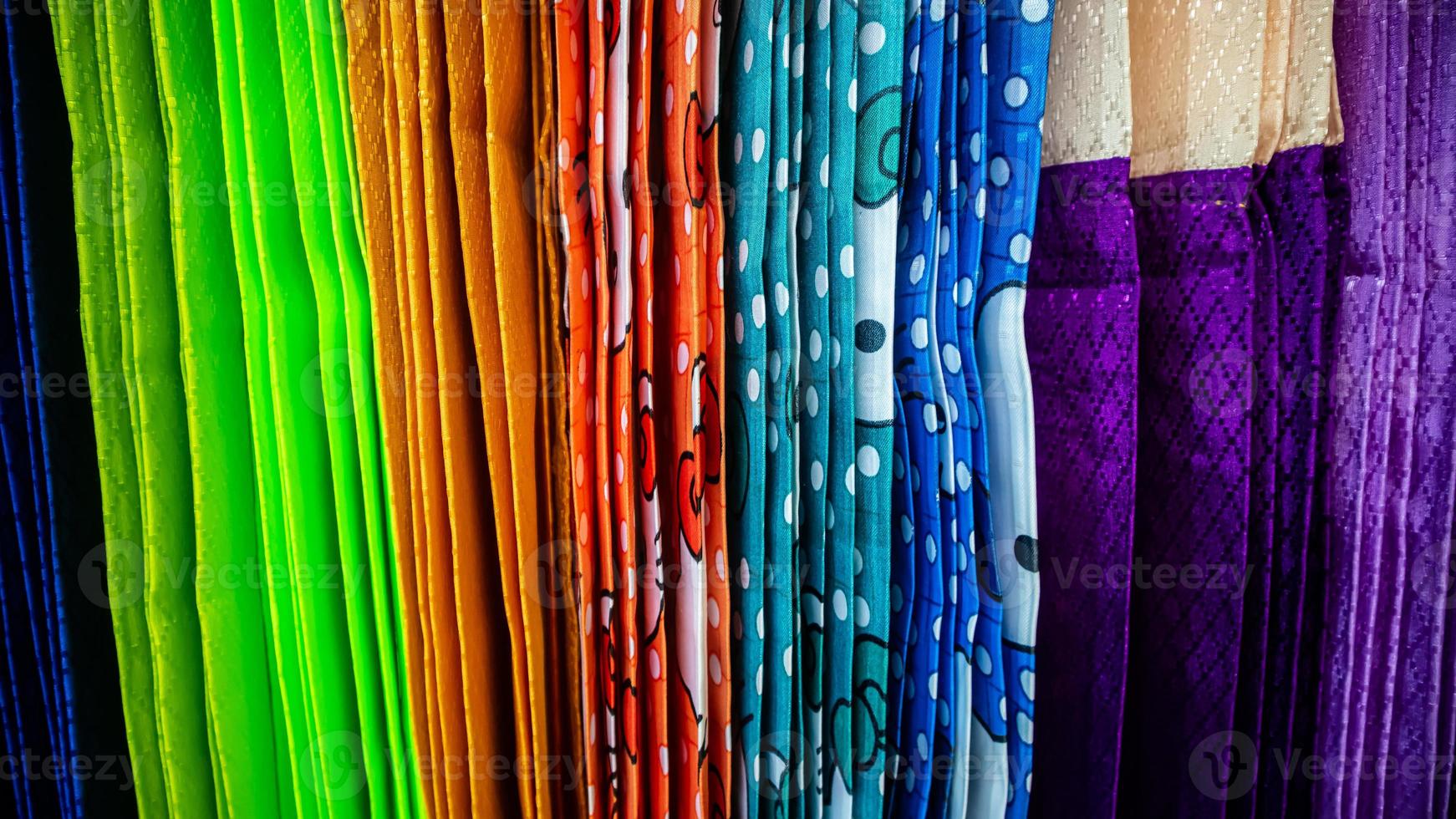 un' varietà di colorato le tende nel il tenda negozio foto
