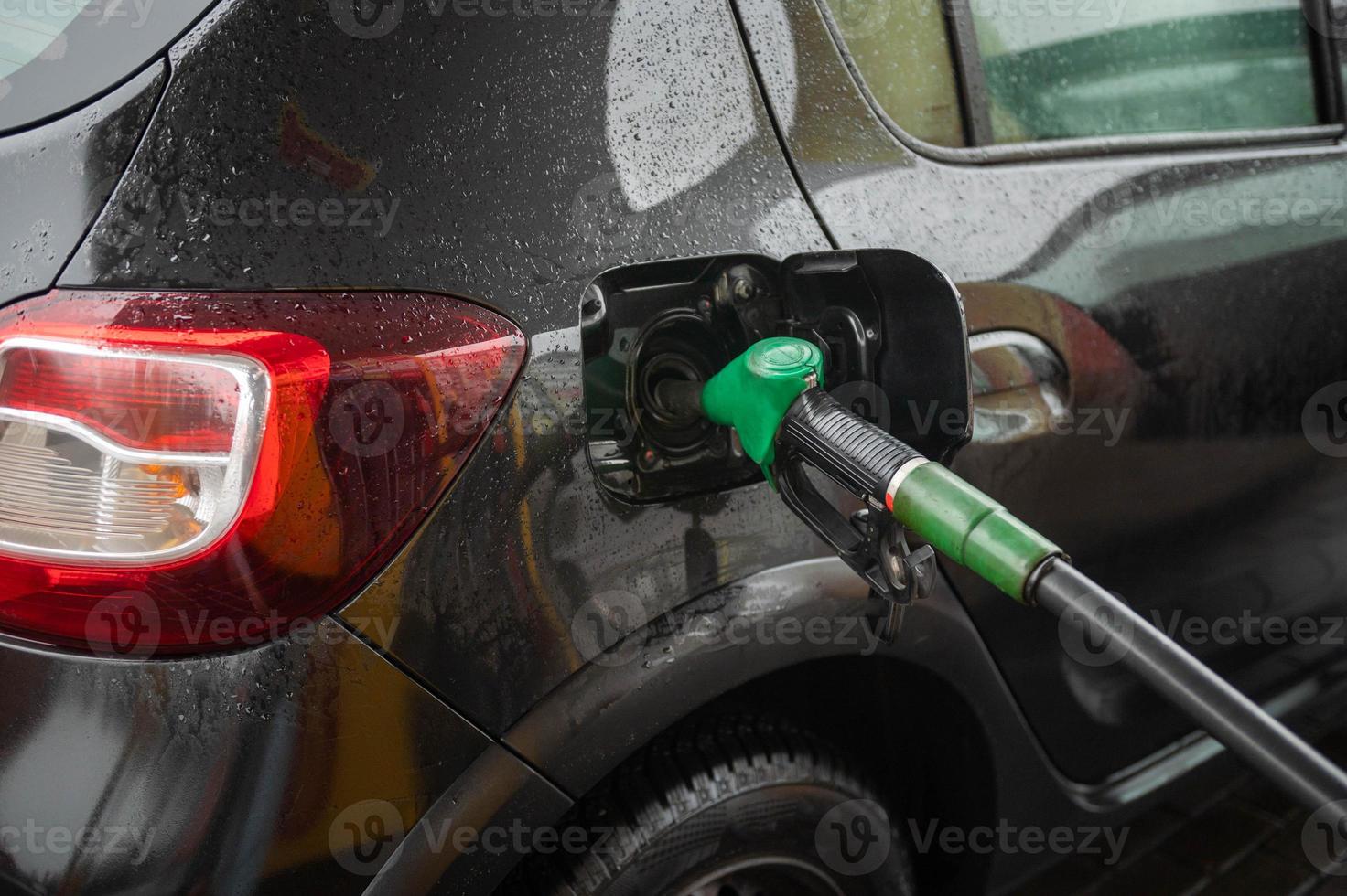 un Aperto serbatoio con un' carburante tubo flessibile a il gas stazione foto