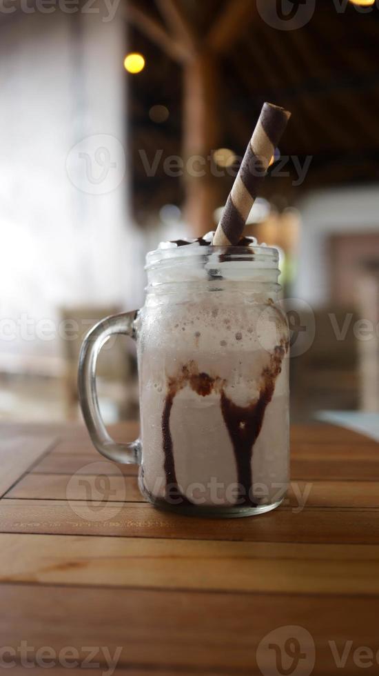 frappè con wafer bastone un' dolce bevanda fatto di mescolanza latte, ghiaccio crema, e aromi o dolcificanti. foto