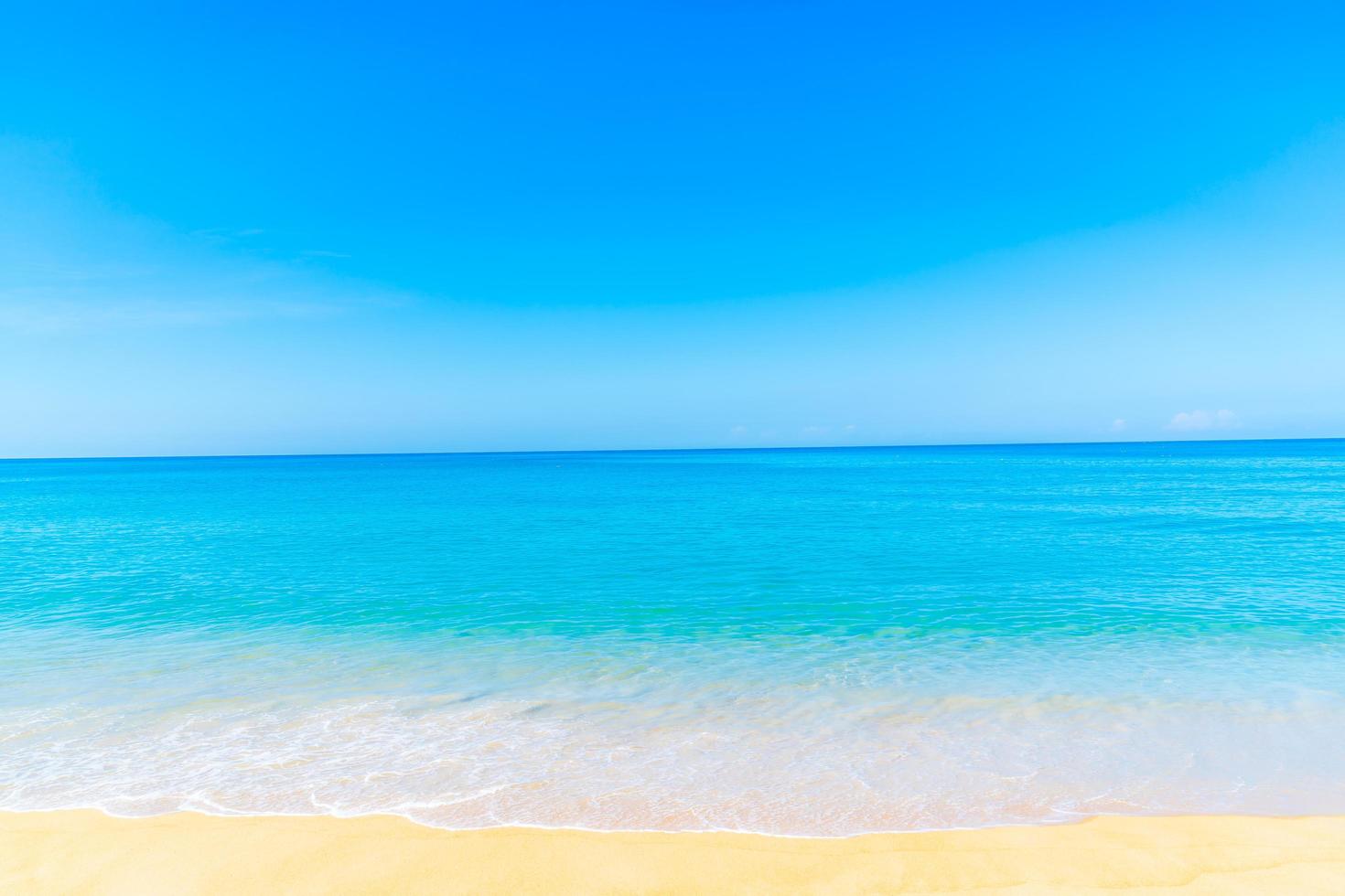 bellissima spiaggia di sabbia e mare foto