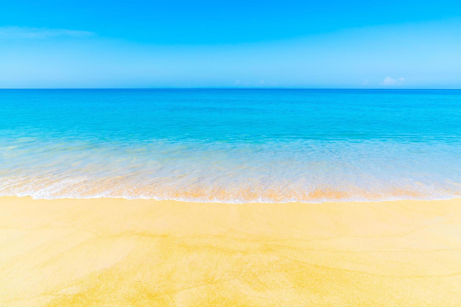 bellissima spiaggia di sabbia e mare foto