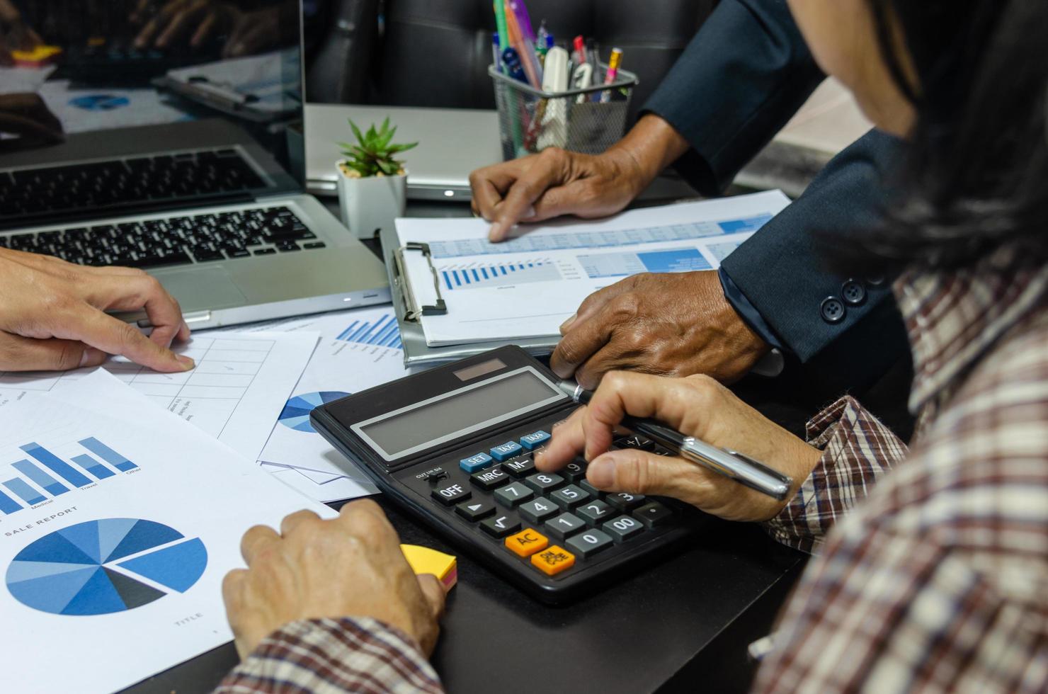 una riunione di lavoro per esaminare documenti e informazioni su marketing e rendiconti finanziari, rapporti e pianificazione aziendale foto