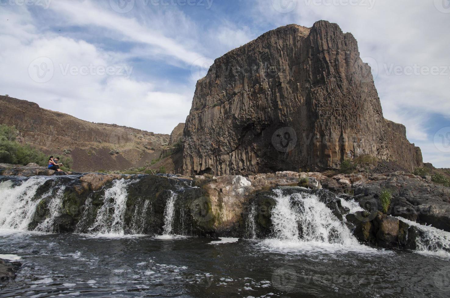 chiaro torrente in esecuzione attraverso rocce nel il valle foto