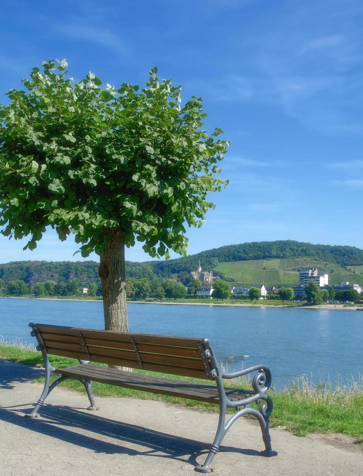 Salute ricorrere di cattivo breisig: passeggiata a Reno fiume, Germania foto