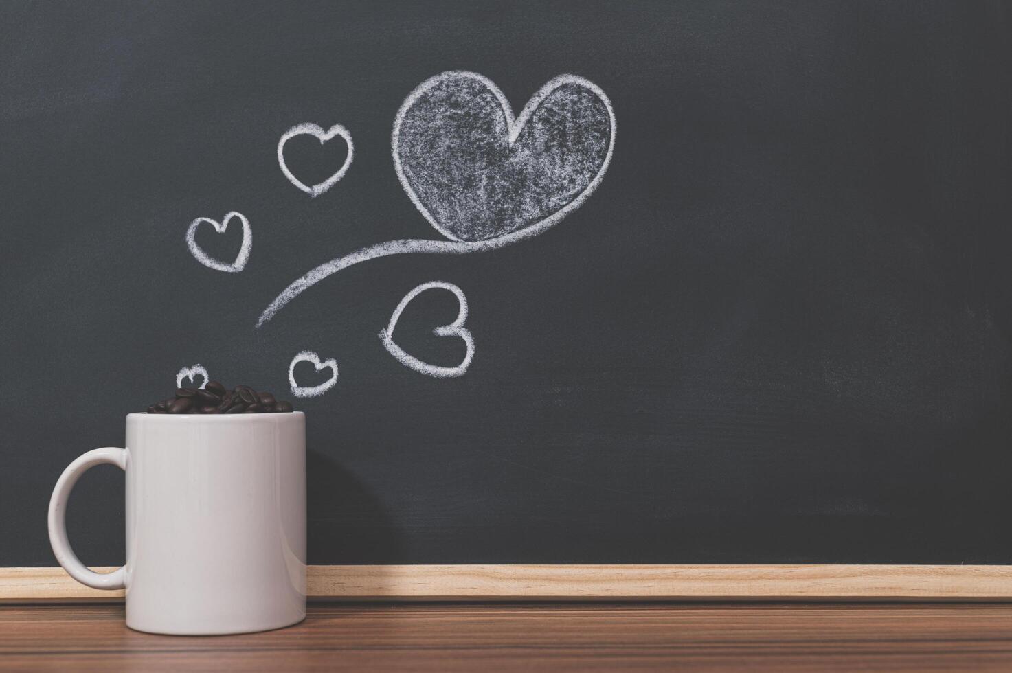 tazza di caffè e scarabocchi di cuore foto