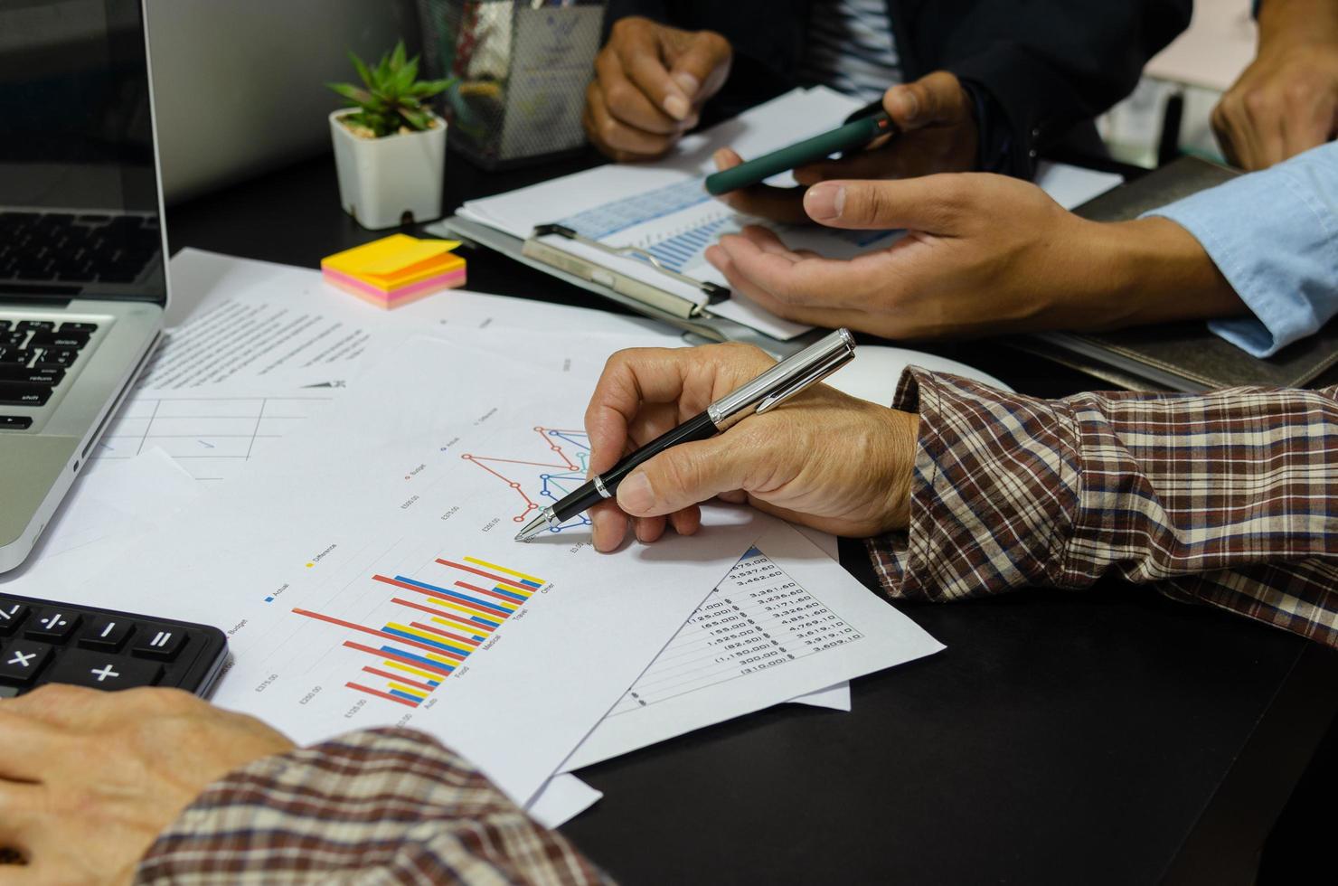 una riunione di lavoro per esaminare documenti e informazioni su marketing e rendiconti finanziari, rapporti e pianificazione aziendale foto