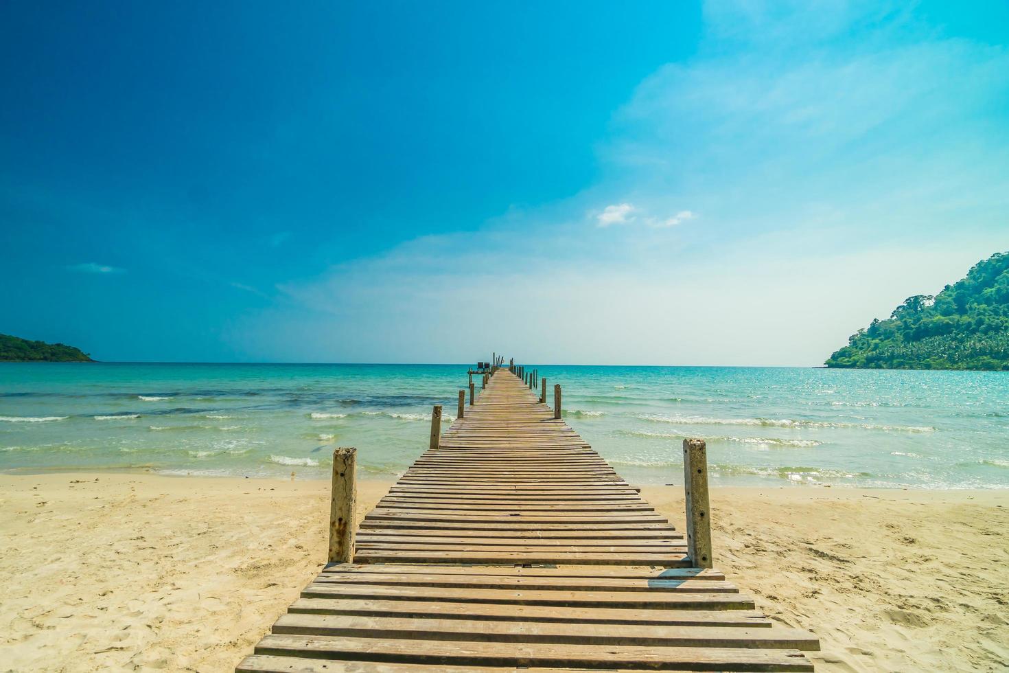 molo in legno sulla spiaggia tropicale foto