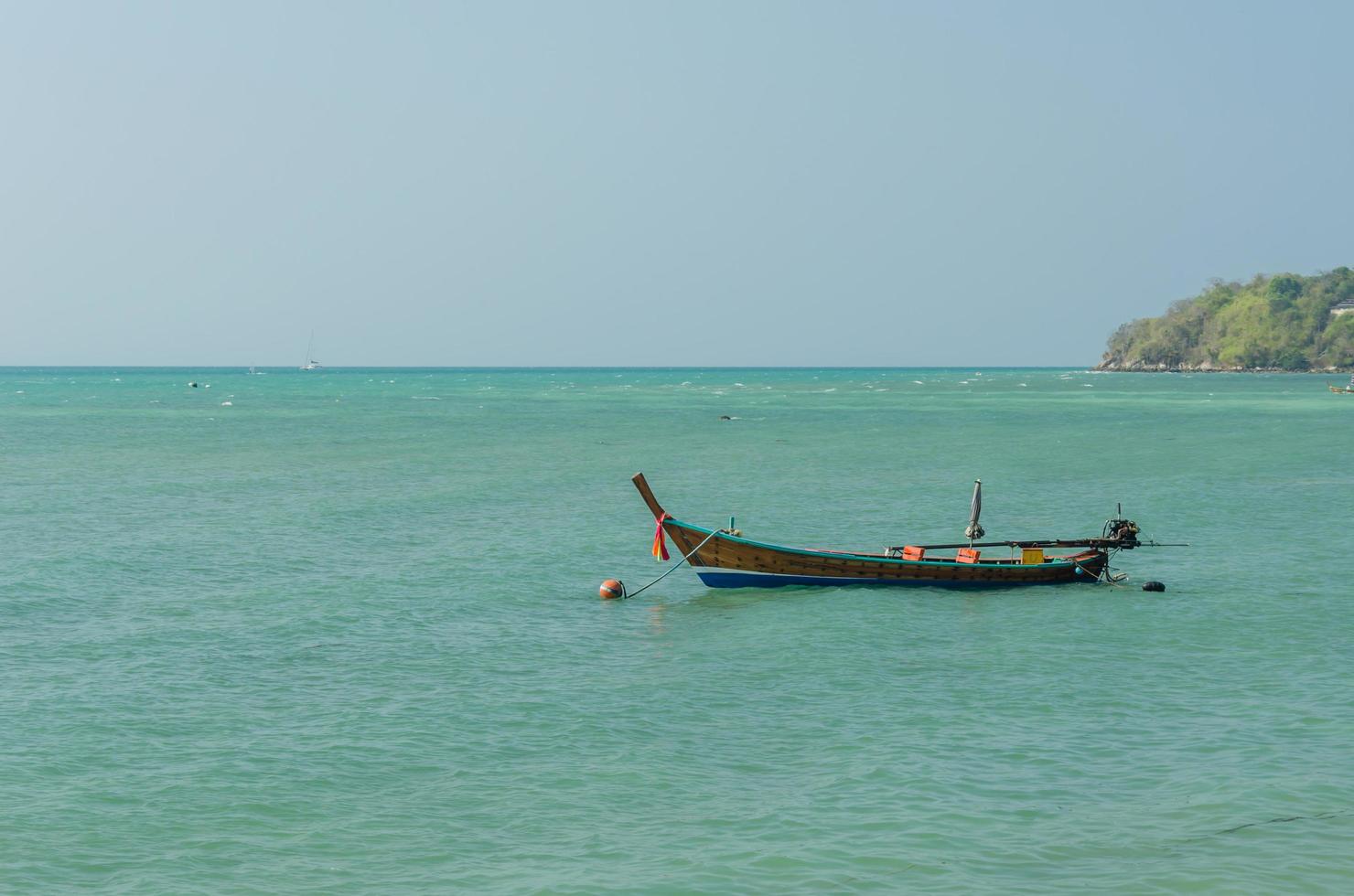 una barca in mare a phuket, thailandia foto