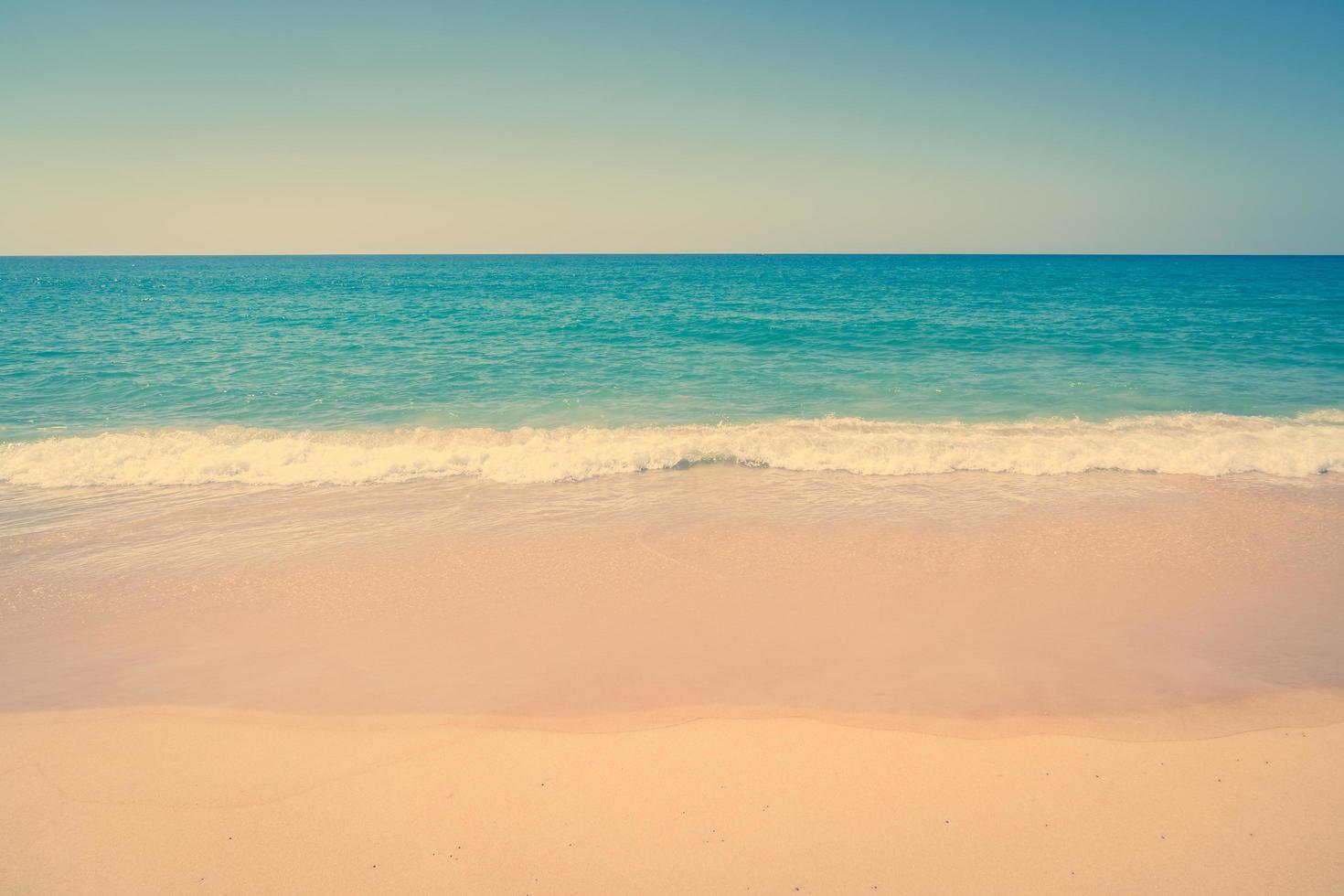 bellissima spiaggia di sabbia e mare foto